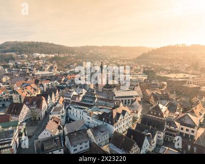Tramonto su una città con torri di chiese e case densamente costruite, alba, Nagold, Foresta Nera, Germania Foto Stock