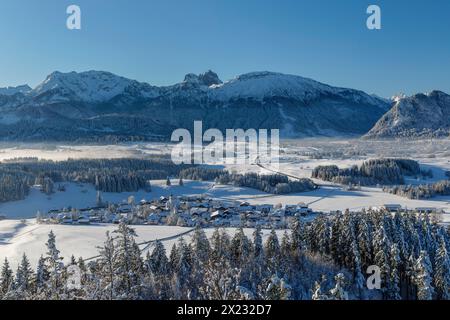 Vista dalle rovine del castello di Eisenberg su Zell ai monti Tannheim, Allgaeu, Svevia, Baviera, Germania, Pfronten, Baviera, Germania Foto Stock