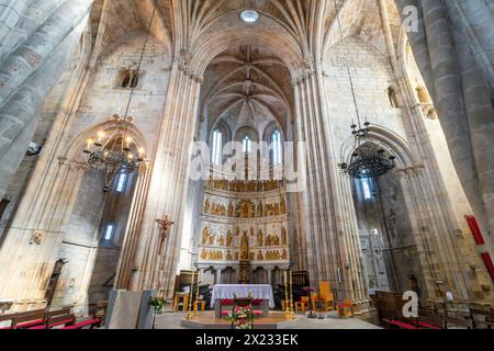 Interno della cattedrale di Guarda, Portogallo. Il magnifico altare maggiore è realizzato in pietra calcarea di ançã dalla bottega di João de Ruão a Coimbra ed è un'escce Foto Stock