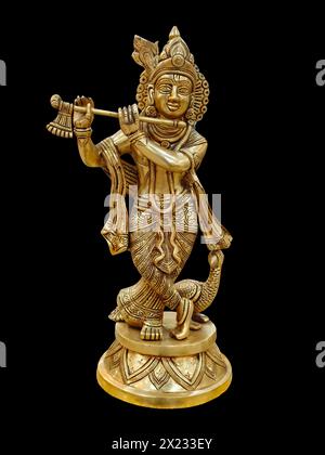 Statua in ottone avatar Vishnu dio Krishna isolata sullo sfondo. Foto Stock