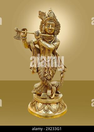 Statua in ottone avatar Vishnu dio Krishna isolata sullo sfondo. Foto Stock