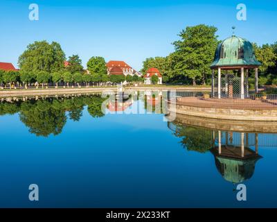 Centro benessere storico, laghetto con padiglione Christiane-Vulpius, città di Goethe di Bad Lauchstaedt, Sassonia-Anhalt, Germania Foto Stock