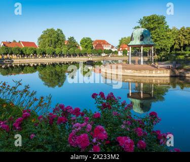 Centro benessere storico, laghetto con padiglione Christiane-Vulpius, città di Goethe di Bad Lauchstaedt, Sassonia-Anhalt, Germania Foto Stock