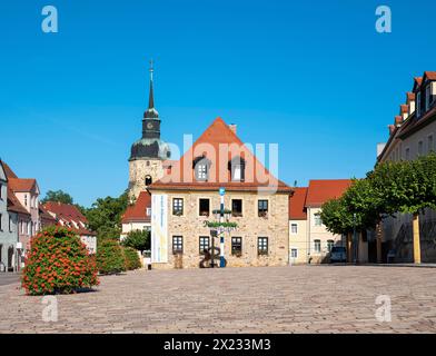 Piazza del mercato con municipio e chiesa cittadina, Goethe città di Bad Lauchstaedt, Sassonia-Anhalt, Germania Foto Stock