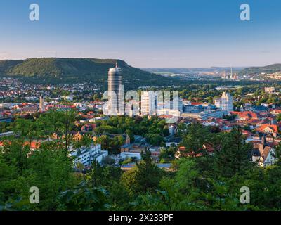 Vista sulla città con la JenTower e l'Università Friedrich Schiller, vista dal monte Landgrafen, Jena, valle di Saale, Turingia, Germania Foto Stock