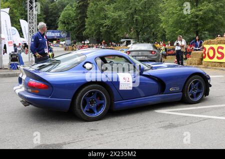 Un'auto sportiva blu con numero da corsa in una gara di auto d'epoca circondata da spettatori, SOLITUDE REVIVAL 2011, Stoccarda, Baden-Wuerttemberg, Germania Foto Stock