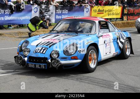 Alpine-Renault A110 1800, costruita nel 1973, Una Renault Alpine blu d'epoca con il numero 8 su una pista trafficata, SOLITUDE REVIVAL 2011, Stoccarda Foto Stock