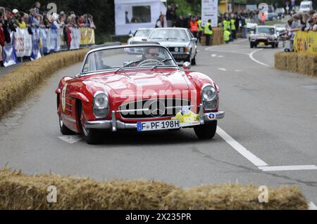 Una Mercedes 300SL Roadster rossa su pista, accompagnata da spettatori, SOLITUDE REVIVAL 2011, Stoccarda, Baden-Wuerttemberg, Germania Foto Stock