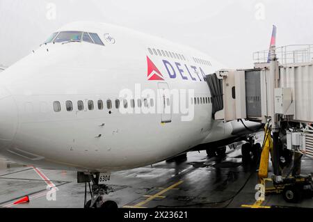 Aeroporto AUGUSTO C. SANDINO, Managua, Nicaragua, Un aereo Delta al cancello collegato ad un ponte di imbarco passeggeri, America centrale Foto Stock