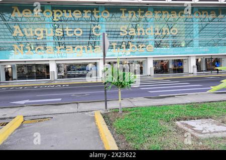 Aeroporto AUGUSTO C. SANDINO, Managua, vista esterna di un aeroporto con il cartello "Aeropuerto Internacional Augusto C. Sandino Nicaragua Libre" Foto Stock