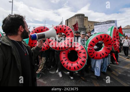 Napoli, Italia. 19 aprile 2024. I giovani protestano con salvavita contro il G7 di Capri per manifestare contro la guerra contro i palestinesi in Medio Oriente credito: Agenzia fotografica indipendente/Alamy Live News Foto Stock