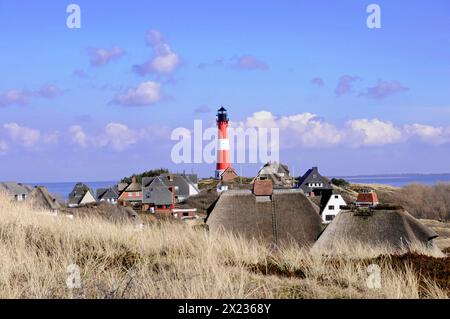 Faro, Hoernum, Sylt, North Frisian Island, faro sorge dietro un insediamento con case di paglia, Sylt, North Frisian Island, Schleswig Foto Stock