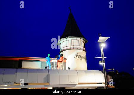Sera, Westerland, Sylt, Schleswig-Holstein, Una torre con figure sul balcone illuminate durante l'ora blu, Sylt, Isola della Frisia settentrionale Foto Stock