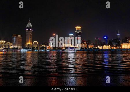 Skyline di Shanghai di notte, Cina, Asia, skyline luminoso di una città riflessa nelle acque calme di notte, Shanghai, Repubblica Popolare Cinese Foto Stock