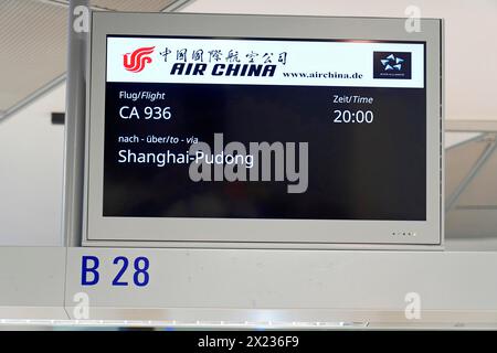 Volo CA 936 Francoforte, Shanghai Cina, tabellone informativo digitale che mostra informazioni su un volo per Shanghai-Pudong, Shanghai, Cina Foto Stock