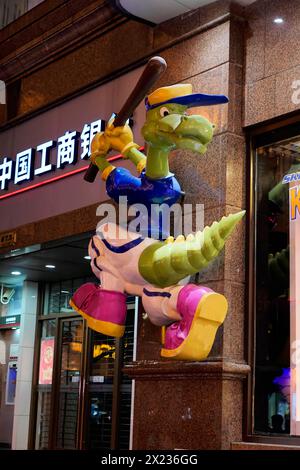 Passeggiata serale attraverso Shanghai per le attrazioni turistiche, Shanghai, vivace strada di notte con gente in movimento e skyline illuminato della città Foto Stock