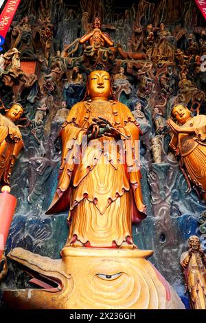 Tempio del Buddha di Giada, Buddha, Puxi, Shanghai, Shanghai Shi, Cina, statua di Buddha dorata espressiva davanti a sfondo dettagliato, Shanghai, gente Foto Stock