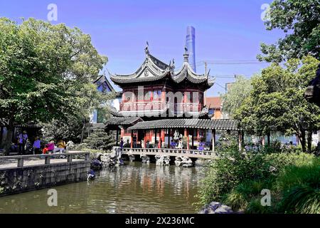 Escursione al villaggio acquatico di Zhujiajiao, Shanghai, Cina, Asia, i visitatori esplorano un giardino cinese tradizionale con un padiglione vicino all'acqua Foto Stock