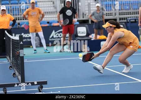 Rachel Rohrabacher colpisce un rovescio al torneo di esibizione Major League Pickleball al Miami Open il 28 marzo 2024 a Miami Gardens, Florida. (Credito: Paul Fong/immagine dello sport) Foto Stock