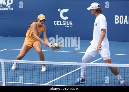 Anna Bright colpisce un rovescio al torneo di esibizione Major League Pickleball al Miami Open il 28 marzo 2024 a Miami Gardens, Florida. (Credito: Paul Fong/immagine dello sport) Foto Stock