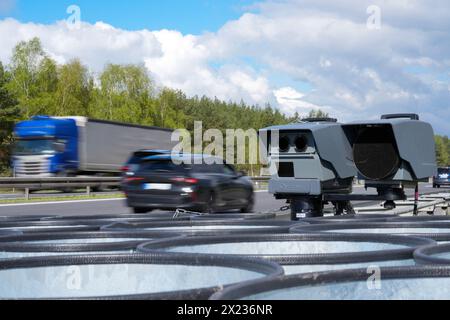 Walsleben, Germania. 17 aprile 2024. Un dispositivo di misurazione e una telecamera per il monitoraggio della velocità si trovano all'uscita del parcheggio Rosskower Heide sulla superstrada A 24 durante una giornata di monitoraggio a livello nazionale. Credito: Soeren Stache/dpa/Alamy Live News Foto Stock