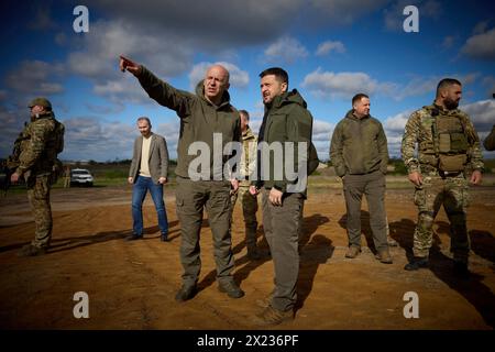 Chasiv Yar, Ucraina. 19 aprile 2024. Il presidente ucraino Volodymyr Zelenskyy, a destra, viene informato sulle operazioni in prima linea del generale Yuriy Sodol, a sinistra, nella regione del Donbas, 19 aprile 2023 a Chasiv Yar, Oblast di Donetsk, Ucraina. Credito: Handout/Ufficio stampa presidenziale ucraino/Alamy Live News Foto Stock