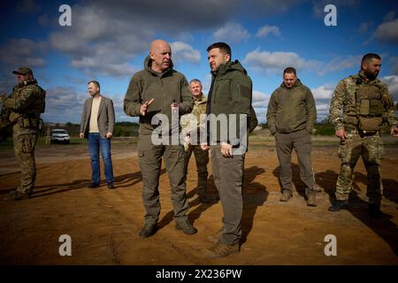 Chasiv Yar, Ucraina. 19 aprile 2024. Il presidente ucraino Volodymyr Zelenskyy, a destra, viene informato sulle operazioni in prima linea del generale Yuriy Sodol, a sinistra, nella regione del Donbas, 19 aprile 2023 a Chasiv Yar, Oblast di Donetsk, Ucraina. Credito: Handout/Ufficio stampa presidenziale ucraino/Alamy Live News Foto Stock