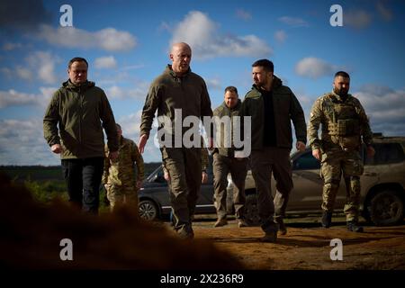 Chasiv Yar, Ucraina. 19 aprile 2024. Il presidente ucraino Volodymyr Zelenskyy, seconda destra, viene informato sulle operazioni in prima linea del generale Yuriy Sodol, seconda sinistra, nella regione del Donbas, 19 aprile 2023 a Chasiv Yar, Oblast di Donetsk, Ucraina. Credito: Handout/Ufficio stampa presidenziale ucraino/Alamy Live News Foto Stock