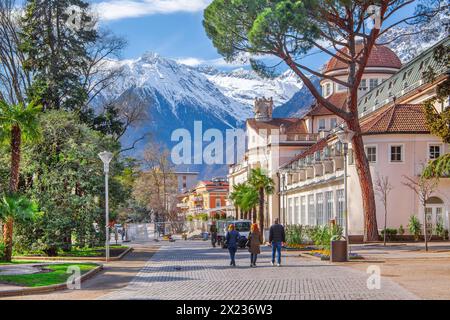 Passeggiata termale con centro termale in primavera di fronte alla vetta 3006m del gruppo Texel, Merano, Val Passiria, Val d'Adige, Burggrafenamt, Alpi, Sud Foto Stock