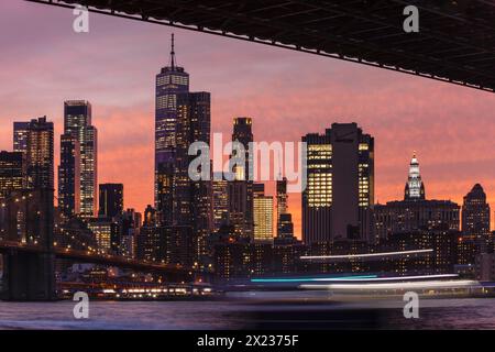 Vista sull'East River fino a Lower Manhattan con One World Trade Centre, New York City, New York, USA, New York City, New York, Stati Uniti Foto Stock