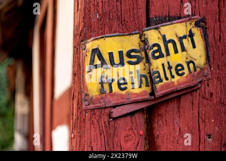 Vecchio cartello, tenere l'uscita pulita, piegata e arrugginita su travi di legno, uscita cortile, storica casa in legno, centro storico, Ortenberg, Vogelsberg, Wetterau Foto Stock