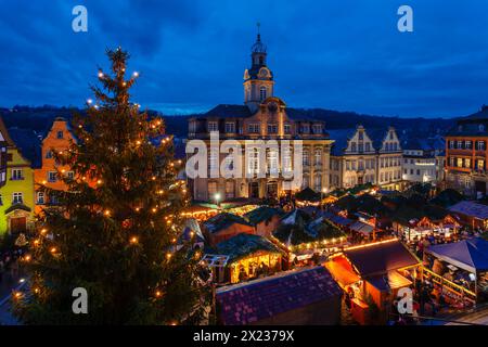 Mercatino di Natale sulla piazza del mercato con il municipio, Schwaebisch Hall, Baden-Wuerttemberg, Germania, Schwaebisch Hall, Baden-Wuerttemberg, Germania Foto Stock