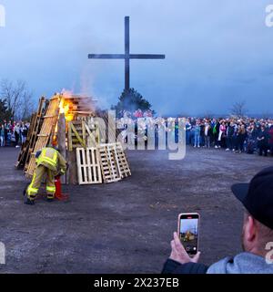 I vigili del fuoco illuminano il falò di Pasqua sulla punta di Haniel, di fronte alla croce sulla cima, Bottrop, regione della Ruhr, Renania settentrionale-Vestfalia, Germania Foto Stock