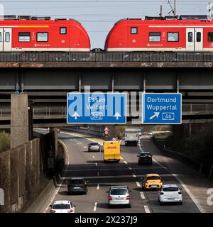 Il treno regionale attraversa l'autostrada A535 a Sonnborner Kreuz, svincolo autostradale, Wuppertal, Renania settentrionale-Vestfalia, Germania Foto Stock