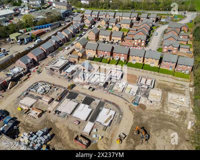 Pontypridd, Galles - 18 aprile 2024: Veduta dei droni di un nuovo sviluppo abitativo da parte di Bellway Homes a Llantwit Fardre vicino a Pontypridd, Foto Stock