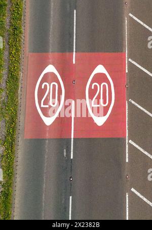 Vista droni della segnaletica stradale in Galles che mostra l'inizio di una zona limite di velocità di 20 mph. Foto Stock