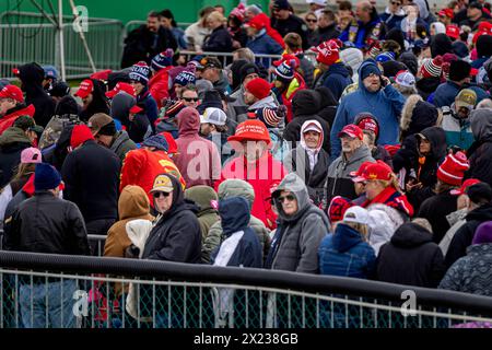 Brooklyn, Stati Uniti. 13 aprile 2024. I sostenitori dell'ex presidente Trump sono in fila per partecipare a una manifestazione elettorale il 13 aprile 2024 a Schnecksville, Pennsylvania. Trump e il presidente democratico Joe Biden sono i primi candidati per la presidenza nelle prossime elezioni generali del 2024 novembre. (Foto di Michael Nigro/Pacific Press) credito: Pacific Press Media Production Corp./Alamy Live News Foto Stock