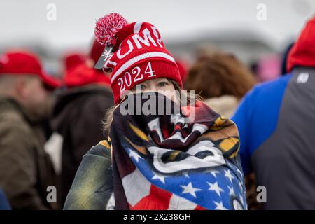 Brooklyn, Stati Uniti. 13 aprile 2024. I sostenitori dell'ex presidente Trump partecipano a una manifestazione elettorale il 13 aprile 2024 a Schnecksville, Pennsylvania. Trump e il presidente democratico Joe Biden sono i primi candidati per la presidenza nelle prossime elezioni generali del 2024 novembre. (Foto di Michael Nigro/Pacific Press) credito: Pacific Press Media Production Corp./Alamy Live News Foto Stock