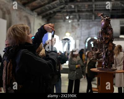 Venezia, Italia. 18 aprile 2024. Le persone visitano il padiglione nazionale della Cina nella 60a Biennale di Venezia a Venezia, Italia, 18 aprile 2024. PER ANDARE CON 'Roundup: L'arte tradizionale e contemporanea cinese affascina il pubblico alla 60a Biennale di Venezia' crediti: Han Xiao/Xinhua/Alamy Live News Foto Stock