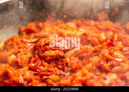 Esalta le tue creazioni culinarie con il nostro autentico sofrito spagnolo, meticolosamente realizzato per infondere alla tua paella sapori ricchi e aromatici che captur Foto Stock