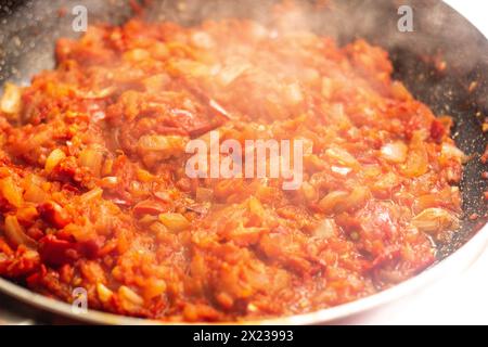 Esalta le tue creazioni culinarie con il nostro autentico sofrito spagnolo, meticolosamente realizzato per infondere alla tua paella sapori ricchi e aromatici che captur Foto Stock