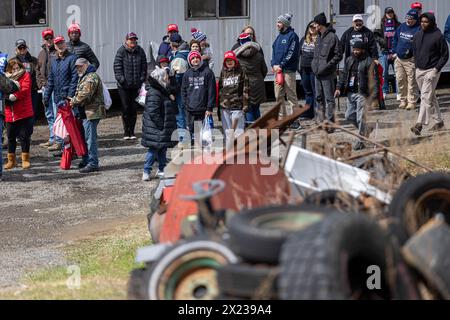 Brooklyn, New York, Stati Uniti. 13 aprile 2024. I sostenitori dell'ex presidente Trump sono in fila per partecipare a una manifestazione elettorale il 13 aprile 2024 a Schnecksville, Pennsylvania. Trump e il presidente democratico Joe Biden sono i primi candidati per la presidenza nelle prossime elezioni generali del 2024 novembre. (Credit Image: © Michael Nigro/Pacific Press via ZUMA Press Wire) SOLO PER USO EDITORIALE! Non per USO commerciale! Foto Stock