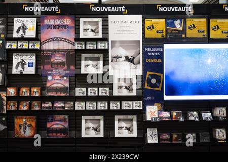 Parigi, Francia. 19 aprile 2024. Veduta del nuovo album della cantautrice statunitense Taylor Swift The Tortured Poets Department at la Fnac a Parigi. Queen of pop Taylor Swift ha pubblicato il suo attesissimo album The Tortured Poets Department il 19 aprile 2024 l'undicesimo album in studio del megastar che sta già avendo un anno di successo. Swift ha annunciato l'uscita dell'album ai Grammys a febbraio, una notte che ha visto il miliardario di 34 anni vincere un quarto album dell'anno da record. Foto di Raphael Lafargue/ABACAPRESS.COM credito: Abaca Press/Alamy Live News Foto Stock