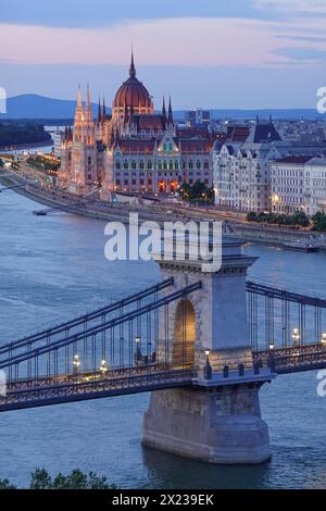 Ungheria, Budapest, immagine aerea di Budapest con il Ponte delle catene illuminato di Szechenyi e l'edificio del parlamento. Progettato da ENGINE inglese Foto Stock
