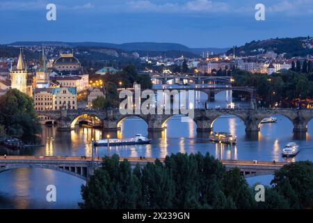 Praga passa sul fiume Moldau al crepuscolo serale , Repubblica Ceca, Europa Foto Stock