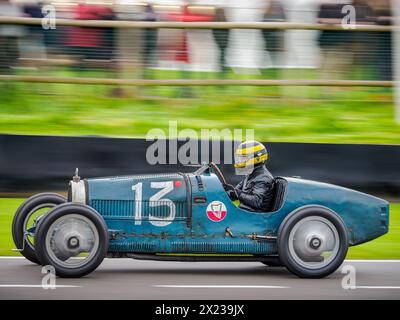 Duncan Pittaway alla guida di una Bugatti Type35 del 1925 al Goodwood Members Meeting 81MM Foto Stock