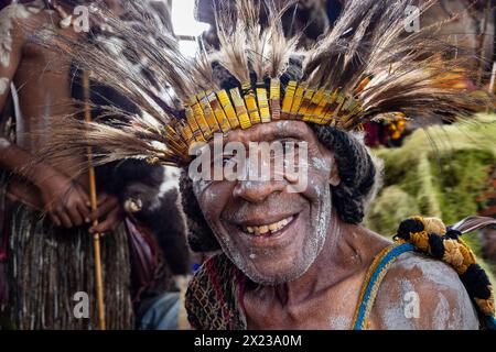 Popolazioni indigene nel villaggio di montagna di Kiowe, Mann, Highlands orientali, Papua nuova Guinea Foto Stock