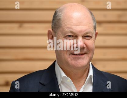 Dresda, Germania. 19 aprile 2024. Il Cancelliere federale Olaf Scholz (SPD) si trova nella sala di produzione durante la sua visita a una società di costruzioni in legno a Dresda. Insieme al presidente della Confederazione tedesca dell'artigianato qualificato (ZDH) e al presidente della camera di Dresda dell'artigianato qualificato, Scholz partecipa a un tour dei laboratori dell'azienda artigiana specializzata e poi parla con i dipendenti dell'azienda sulle questioni attuali nel settore dell'artigianato specializzato. Crediti: Robert Michael/dpa/Alamy Live News Foto Stock