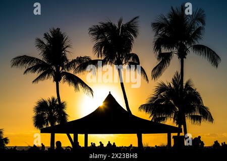 Vita in spiaggia, tramonto, Naples, Florida, Stati Uniti Foto Stock