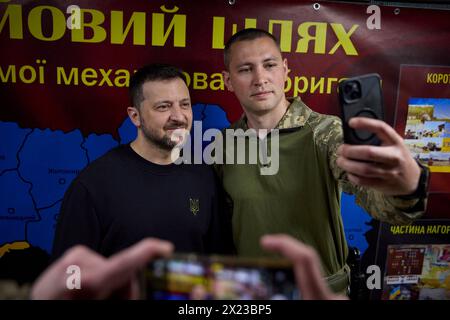 Chasiv Yar, Ucraina. 19 aprile 2024. Il presidente ucraino Volodymyr Zelenskyy, a destra, posa con i soldati durante una visita con la 41a Brigata meccanizzata separata in prima linea nella regione del Donbas, 19 aprile 2024 a Chasiv Yar, Oblast di Donetsk, Ucraina. Credito: Handout/Ufficio stampa presidenziale ucraino/Alamy Live News Foto Stock